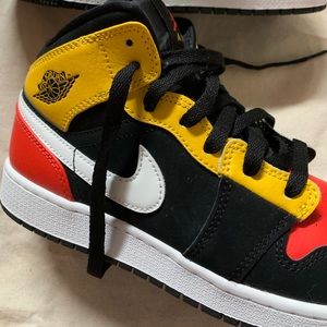 Air Jordan 1 Mid SE “Amarillo Orange”